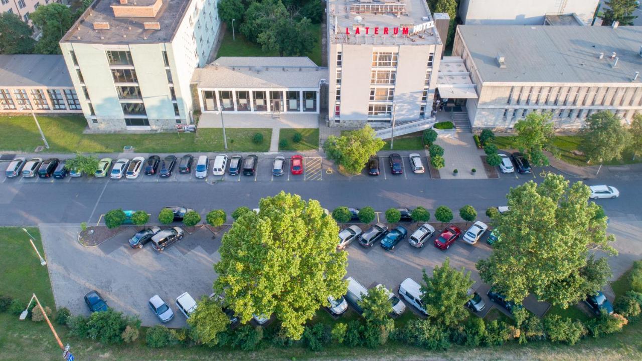 Hotel Laterum Печ Екстериор снимка