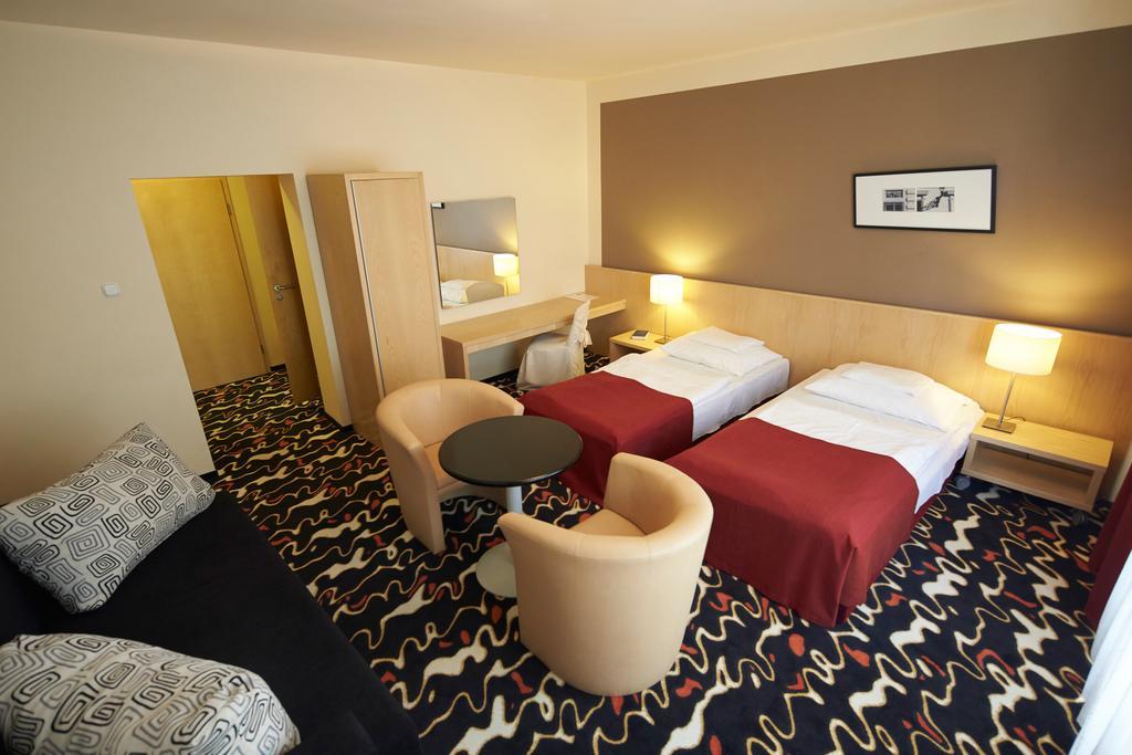Hotel Laterum Печ Екстериор снимка